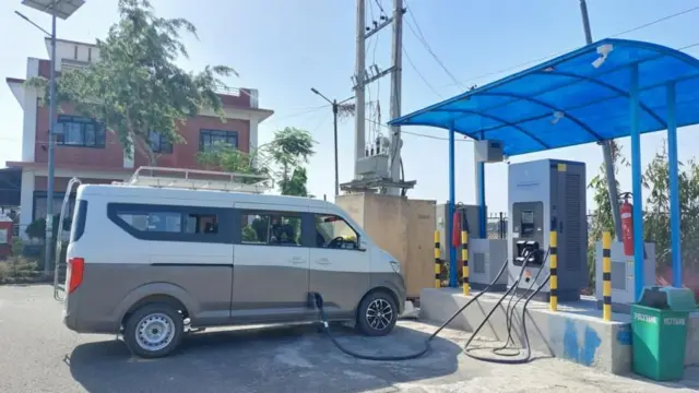 सुनसरीको इनरुवास्थित नयाँ बसपार्कमा सञ्चालित चार्जिङ स्टेसनमा चार्ज गर्दै गरेको विद्युतीय सवारीसाधन