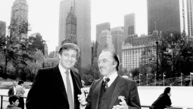 Uma fotobet1000 sportpreto e brancobet1000 sportDonald Trump com seu pai Fredbet1000 sportNova York, tendo como panobet1000 sportfundo arranha-céus