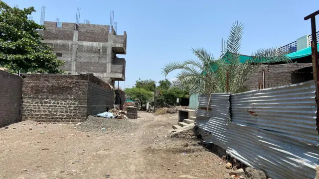 उखळद गावातील बरेचसे नागरिक बाहेरगावी गेल्याचं सांगण्यात आलं.