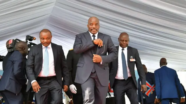 Joseph Kabila quitte le podium après avoir officiellement remis le pouvoir à Félix Tshisekedi