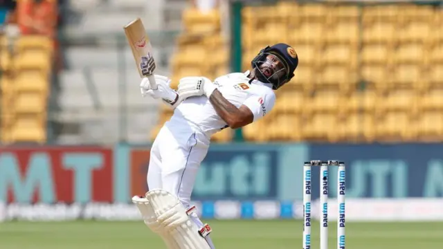 බවුන්සර් පන්දුවෙන් බේරීමට උත්සාහ දරන නිරෝෂන් දික්වැල්ල