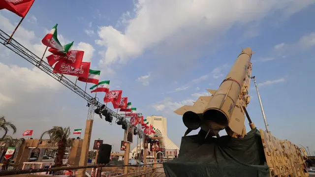 İran yapımı Zülfikar füzeleri, 2 Ağustos 2026'da Tahran'daki Azadi Meydanı'nda sergileniyor. 