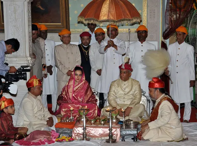 સમરજિતસિંહ ગાયકવાડનો રાજ્યાભિષેક થયો ત્યારની તસવીર, બાજુમાં તેમનાં પત્ની રાધિકારાજે ગાયકવાડ નજરે પડે છે