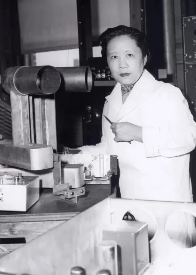 La physicienne Chien-Shiung Wu en laboratoire