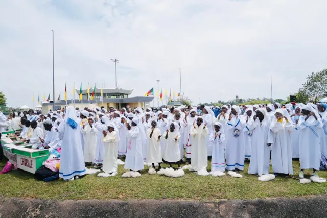 Une marée humaine, des chants liturgiques entonnés à l’unisson et des fidèles en liesse : la visite du Pape Léon XIV au Cameroun a suscité une mobilisation exceptionnelle. 