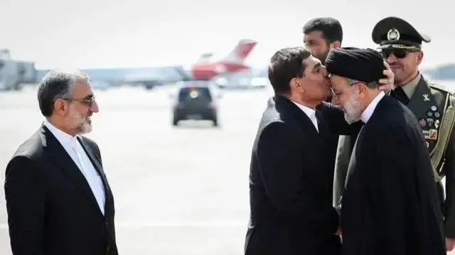 رئیسی کا ماتھا چومتے ہوئے