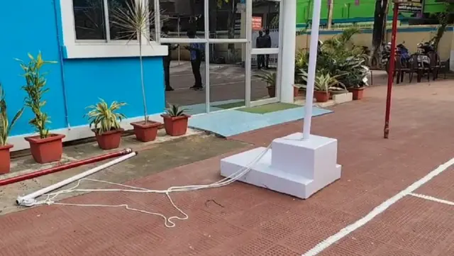 পতাকা স্টান্ড ভাঙা ও বাংলাদেশের পতাকা ছিঁড়ে ফেলার ঘটনাও ঘটেছে