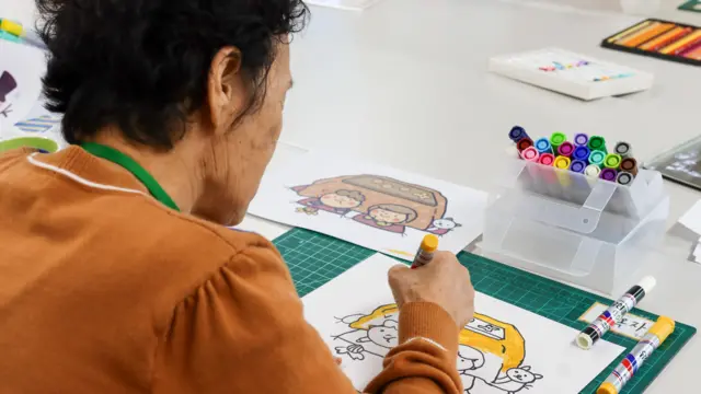 신이어마켙 시니어 작가들이 그림을 그리고 색을 칠한다