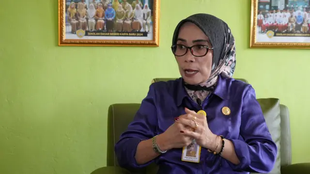 Kepala Sekolah SD Negeri Karya Baru, Samsia Samiun saat diwawancarai BBC News Indonesia.