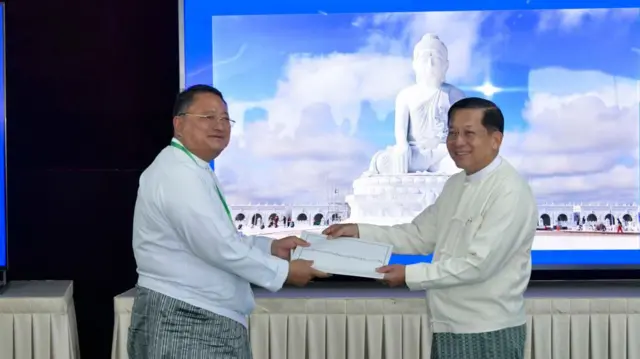 စစ်ခေါင်းဆောင် ကို နေပြည်တော် မာရဝိဇယဗုဒ္ဓရုပ်ပွား တော်မြတ်ကြီးအတွက် အလှူငွေပေးနေတဲ့ CB ဘဏ် ဥက္ကဋ္ဌ ဦးခင်မောင်အေး