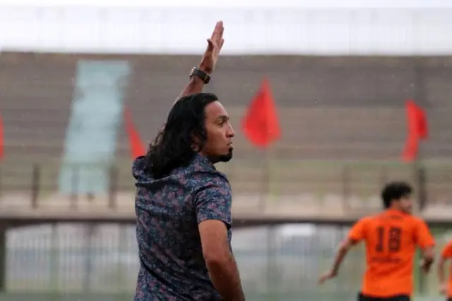 فرزاد حسینخانی تیمش را چهار امتیازی کرد