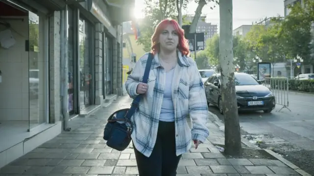 Valerjana ta na tafiya a kan titi a Tirana 