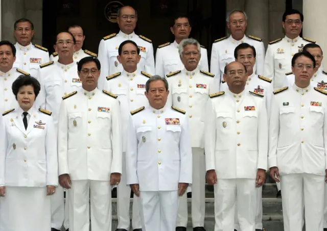 พล.อ.สุรยุทธ์ จุลานนท์ (คนกลาง) ถ่ายภาพหมู่ร่วมกับ ครม. 