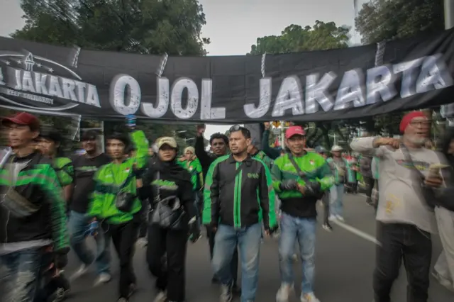 Sejumlah pengemudi ojek daring berunjuk rasa di kawasan Patung Kuda, Jakarta.