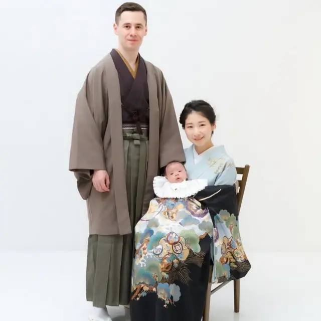 Ҳасан Ислом ва Кимико Маеда ўғиллари Тимур билан.