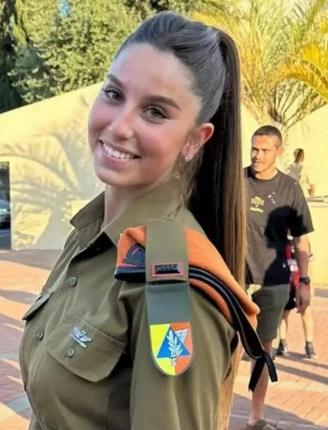 Igisirikare ca Israel casohoye urutonde rw’abasirikare baco 26 baguye mu ntambara bariko bagerageza kurwanya abanywanyi ba Hamas bari binjiye ku wa gatandatu. Uyu ni umwe muri bo, Liyetena Adar Ben Shimon yari afise imyaka 20.