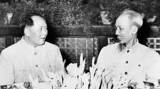 ਹੋ ਚੀ ਮਿਨ੍ਹ ਬੀਜਿੰਗ ਵਿੱਚ ਮਾਓਤਸੇ ਤੁੰਗ (ਖੱਬੇ) ਨਾਲ