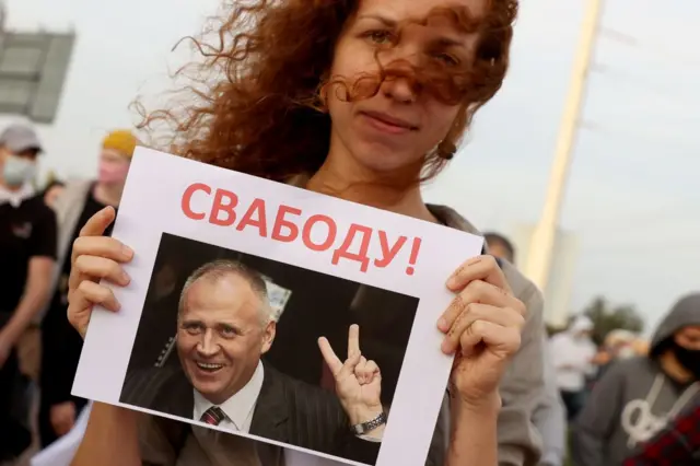 Жінка тримає фотографію опозиціонера Миколи Статкевича під час мітингу з вимогою звільнити ув'язнених активістів опозиції в Мінську 4 жовтня 2020 року