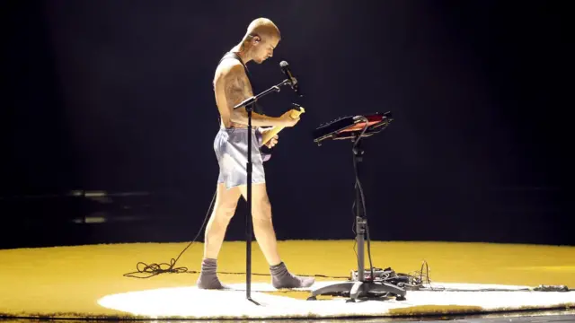 Justin Bieber wahawe umwanya wo kuririmba indirimbo ye Yukon yaririmbya yambaye ikabutura gusa n'amasogosi