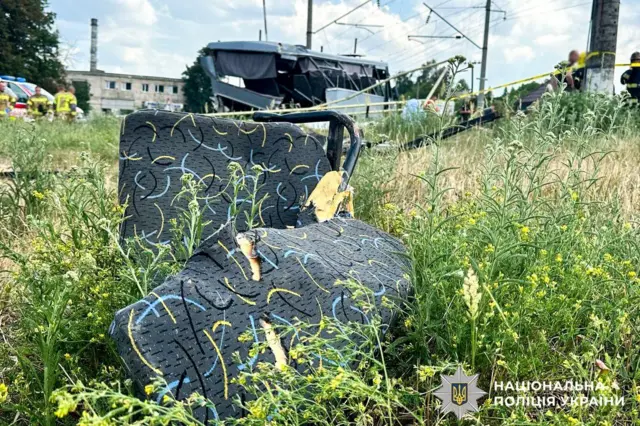 шматок крісла викинуло на траву після аварії