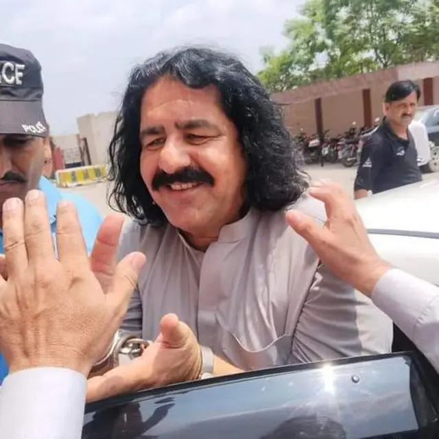 علي وزیر د پولیسو په لاس