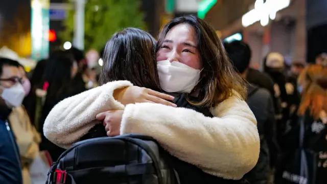 ผู้รอดชีวิตเผยว่า มีคนตะโกน "ดันเลย ๆ" 