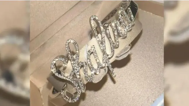 На браслете, инкрустированном бриллиантами, написано имя «Шафира». Предполагается, что он принадлежит Шафире Хуанг, блогерше, коллекционирующей произведения искусства