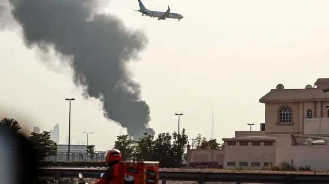एक ड्रोन हमले के बाद दुबई इंटरनेशनल एयरपोर्ट के पास आग लग गई (तस्वीर: 16 मार्च, 2026)