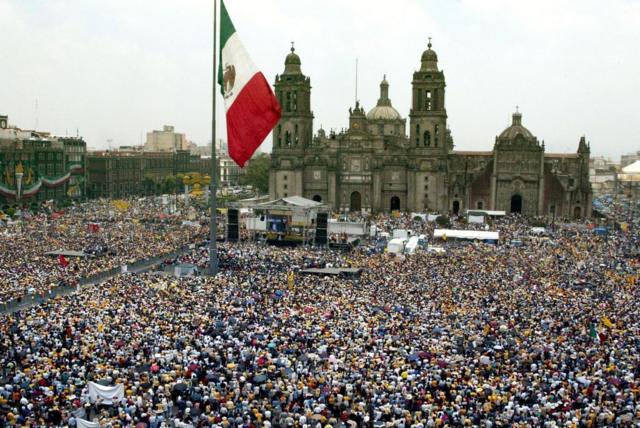 Manifestación en el Zócalo contra el desafuero de AMLO en 2004.