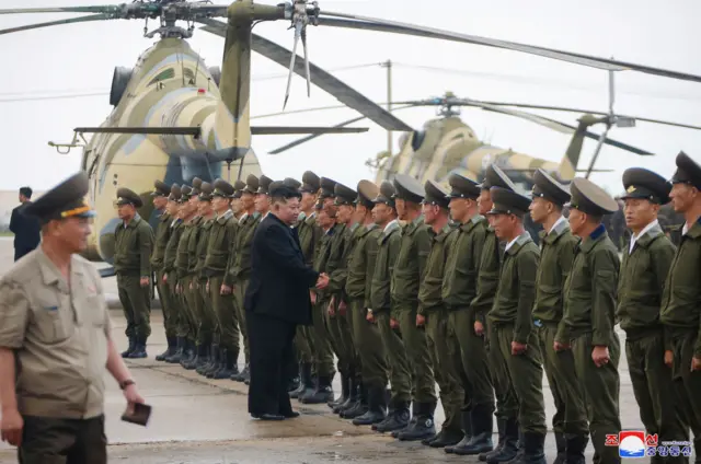 Кім Чен Ин і північнокорейські льотчики