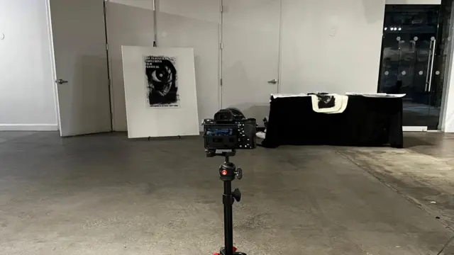 朱日坤在放映场地入口设置了招待处，但影展取消，如今空无一人。