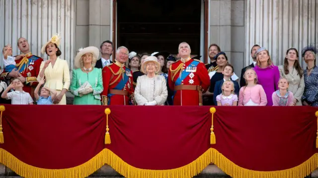 বাকিংহাম প্রাসাদের রাজ পরিবারের সদস্যরা