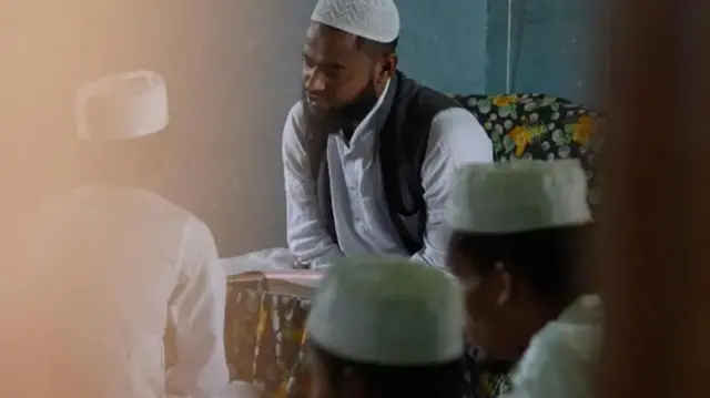 শিক্ষার্থীদের অন্য রাজ্যের মাদ্রাসায় নিয়ে যাচ্ছিলেন এই শিক্ষক। 