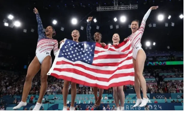 Biles et ses coéquipiers ont remporté la médaille d'or lors de la finale par équipe à Paris.
