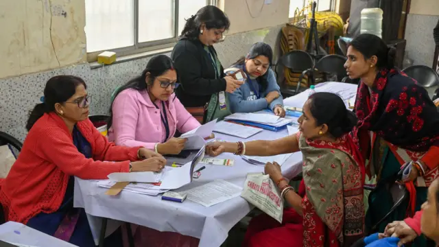 पश्चिम बंगाल में एसआईआर के तहत अंतिम सूची जारी कर दी गई है लेकिन लाखों मतदाता अब भी अपने नाम सूची में शामिल होने का इंतज़ार कर रहे हैं