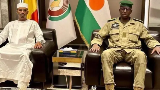 رئيس تشاد محمد إدريس ديبي إيتنو (يسار) مع نائب زعيم المجلس العسكري الجنرال ساليفو مودي(يمين)