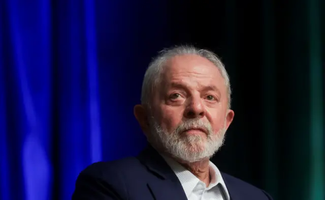 O presidente Lula, um senhor idoso e brancocomo usar o bonus do bet7kbarba branca 