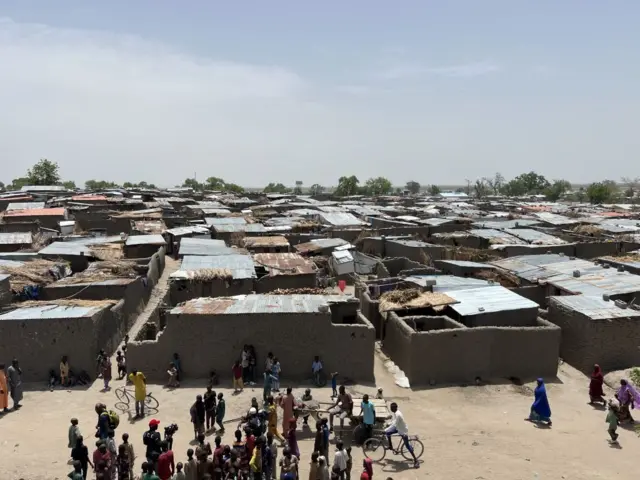 Scène tendue et fragile dans un village de l'État de Borno, au Nigéria, une région affectée depuis longtemps par la violente insurrection de Boko Haram.