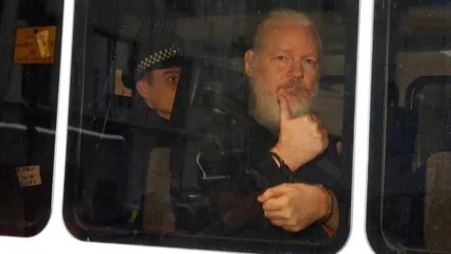 Assange em veículo da polícia