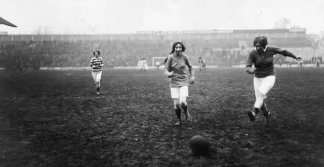 Lee ọha ndị mmadụ gbakọrọ ikiri asọmpị bọọlụ ụmụnwaanyị nke Theatrical Ladies Football a gbara n'afọ 1912 na Briten