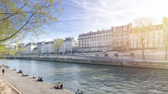 सीन नदीकाठचं एक दृश्य