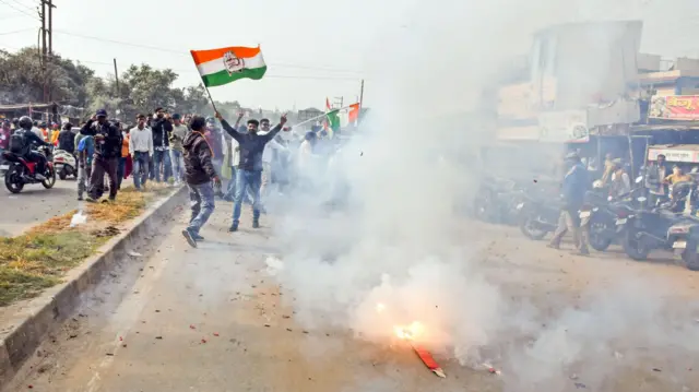 जीत के बाद रांची में जश्न मनाते कांग्रेस के कार्यकर्ता