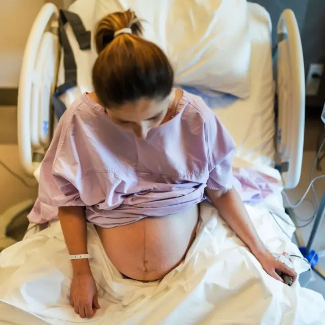 ઘણી એવી માતાઓ પણ છે, જેમના માટે પોઝિટિવ બર્થ અભિગમ બહુ જ સહાયક અને પરિવર્તનકારી સુદ્ધાં પુરવાર થયો છે BBC BBC બીબીસી ગુજરાતી પ્રસૂતિ, પ્રસૂતા ગર્ભવતી બાળક મહિલા બીબીસી પ્રેગ્નન્સી દવા મહિલા આરોગ્ય હૉસ્પિટલ દવા મેડિસિન ગુજરાત