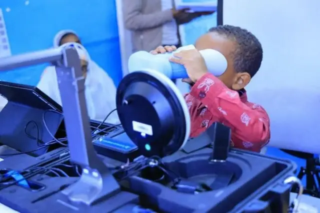 ሓደ ቈልዓ መሰረታዊ መለለዪ እናተወስዶ