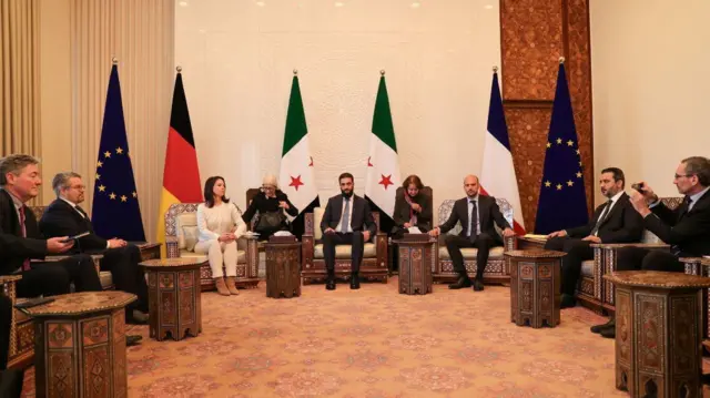 لقاء قائد الإدارة السورية الجديدة، أحمد الشرع، مع وزيرة الخارجية الألمانية أنالينا بيربوك، ووزير الخارجية الفرنسي جان نويل باروت، في دمشق 