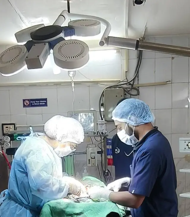 સર્જરી કરતાં ડોક્ટર ફોર્મ અને તેમની ટીમ