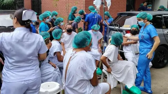 ভূমিকম্পের পর দাভাও সিটির একটি হাসপাতালের বাইরে রোগী ও কর্মীরা বের হয়ে আসেন