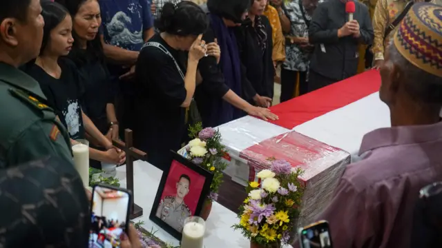 Keluarga dan kerabat berada di samping peti jenazah Kasat Reskrim Polres Solok Selatan AKP Ulil Ryanto Anshari saat tiba di rumah duka, Makassar, Sulawesi Selatan, Sabtu (23/11/2024) dini hari.