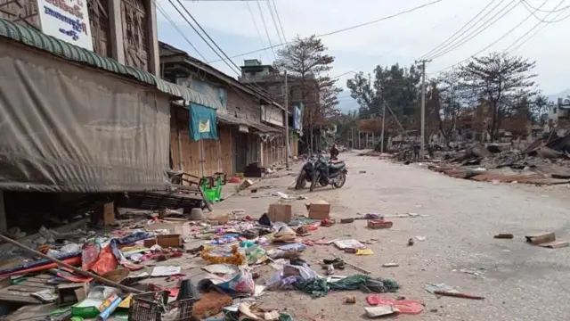 မိုးမိတ်မြို့တွင်းက ပျက်စီးနေတဲ့ နေအိမ်ဆိုင်ခန်းတွေ(ပုံဟောင်း)