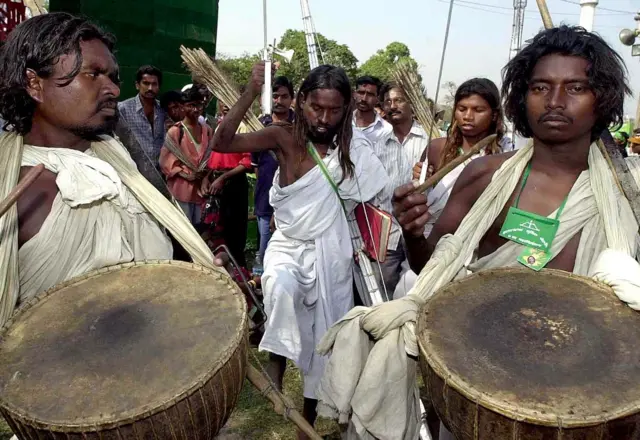 সাঁওতালি সমাজের রীতি হল সমাজের বাইরে কোনও পুরুষের সঙ্গে মালাবদল হলেই তার সঙ্গেই বিয়ে হয়েছে সাঁওতালি নারীদের - প্রতীকি ছবি